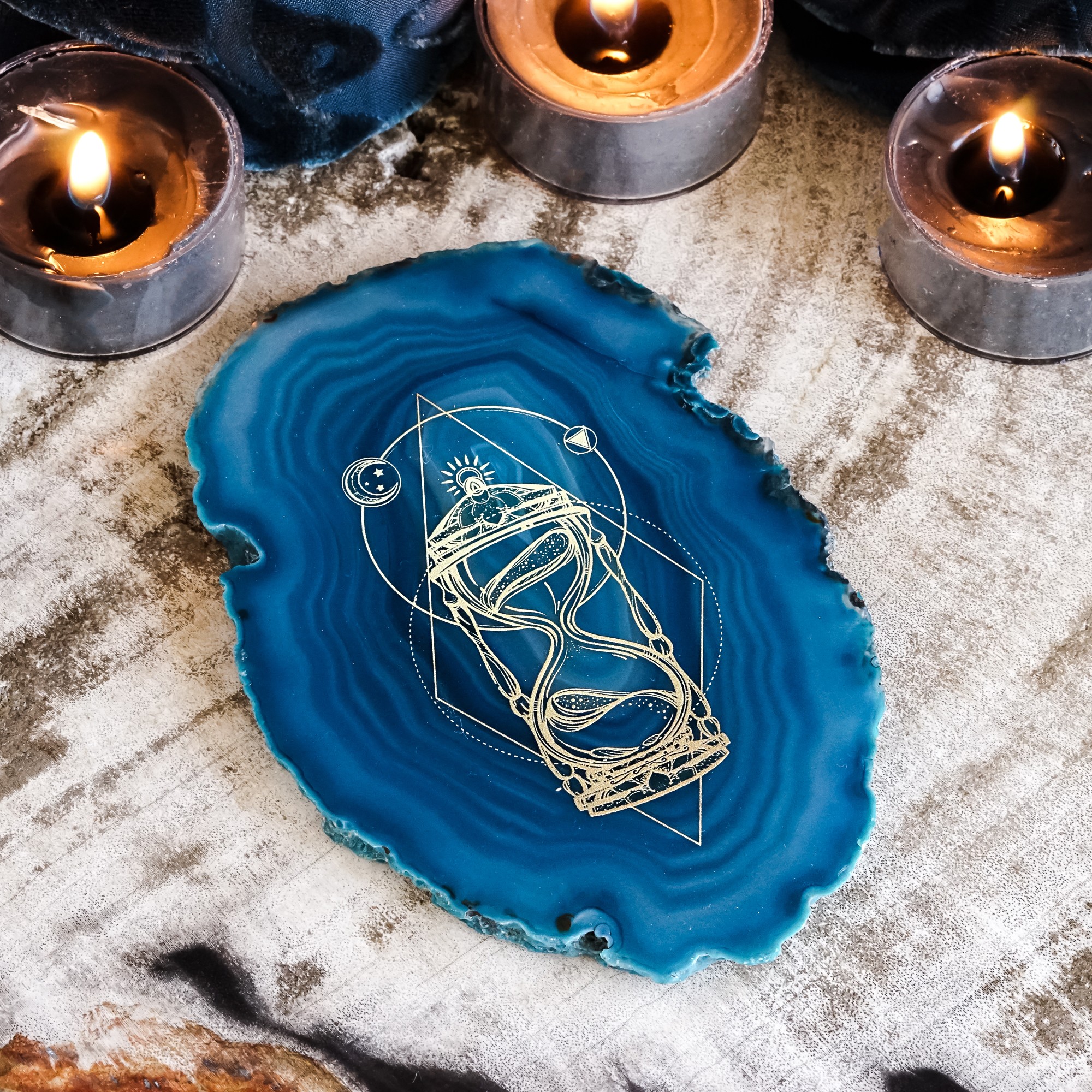 blue agate charging plates with hourglass print