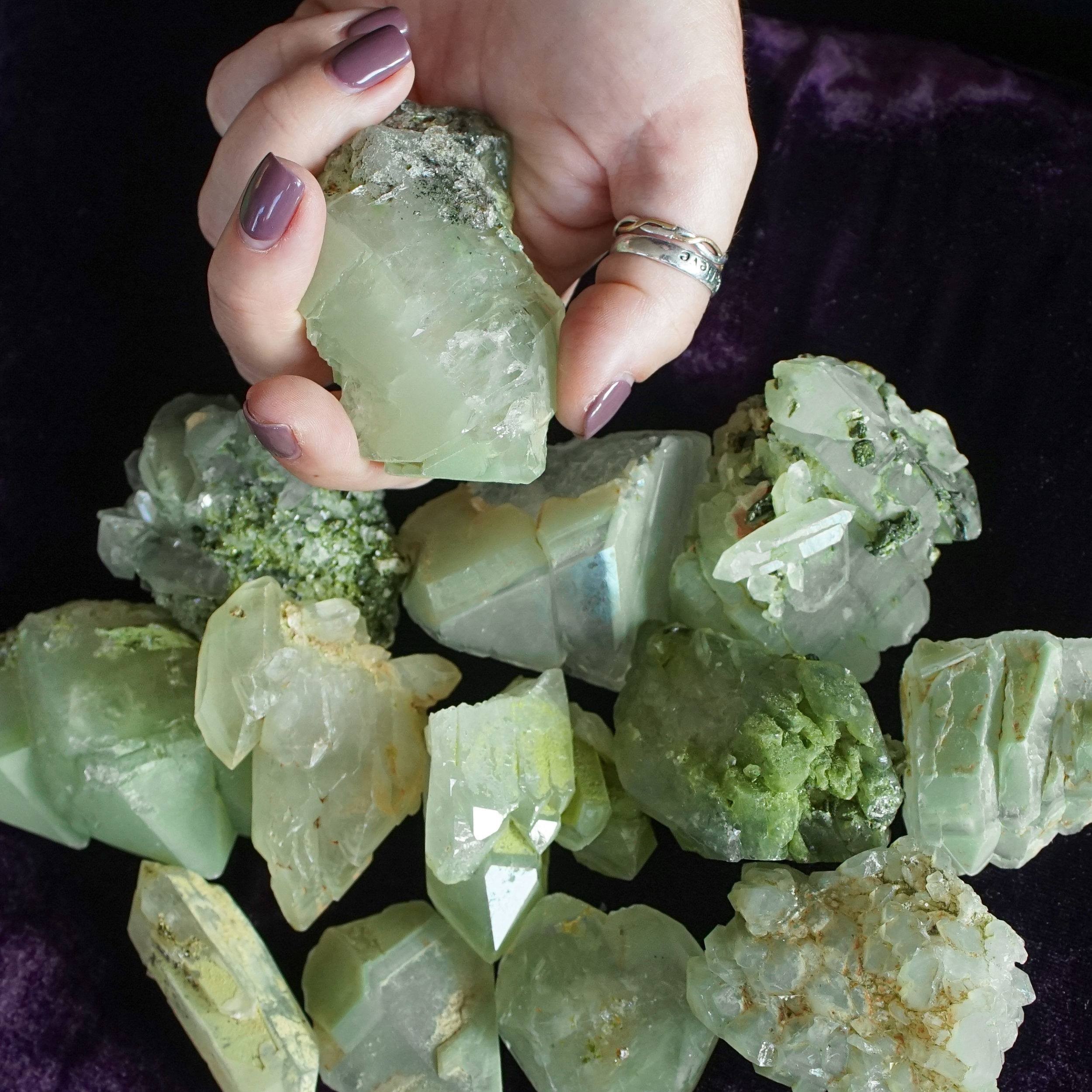 natural-green-quartz-hand